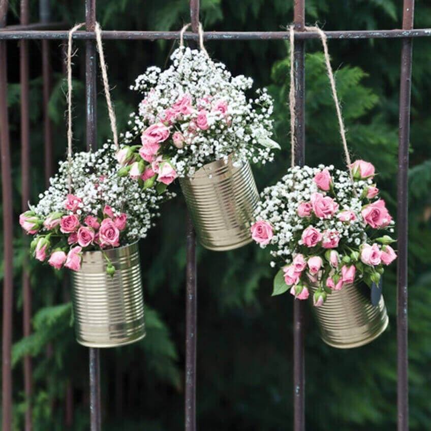 Blechdosen und kleine Eimer halten die Blumendeko im Sommer länger frisch