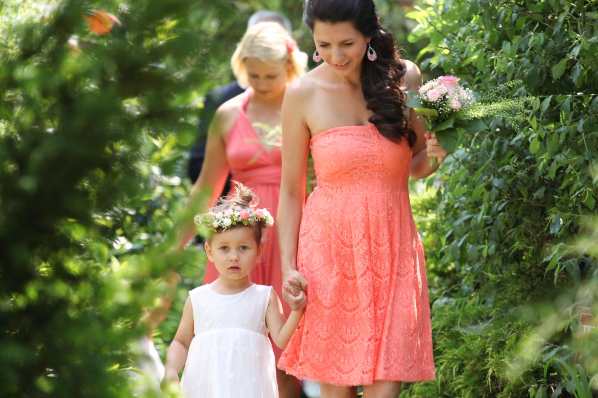 Blumenmädchen mit Blumenkranz zur Hochzeit