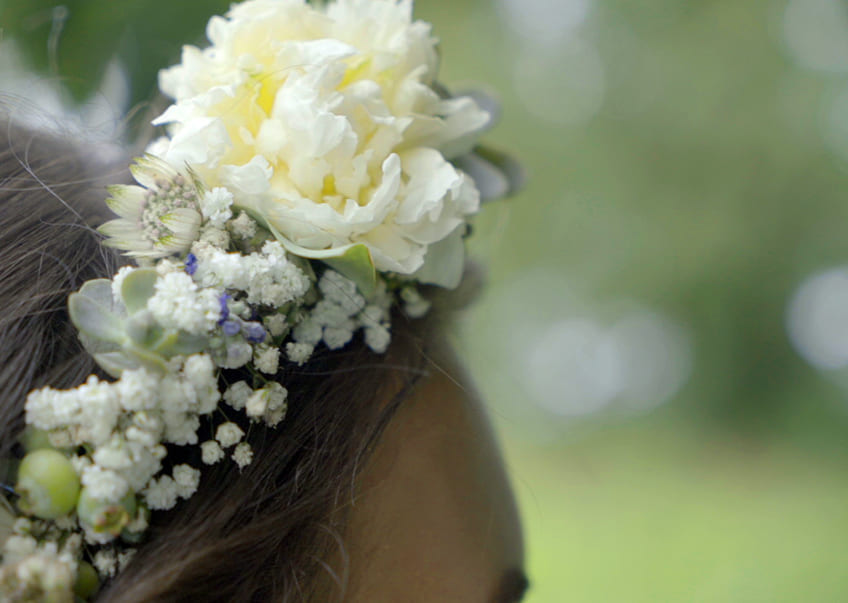 Für alle Boho-Bräute ein absolutes Muss - zauberhafte Blumenkränze schmücken jede Brautfrisur