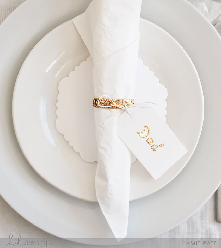 Ein goldener Serviettenring ist die perfekte Tischkarte zum 50. Hochzeitsjubiläum des Papas (c) Heidi Swapp