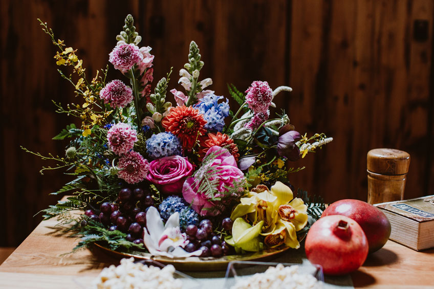 Blumige Dekoration mit tropischen Früchten für deine Bridal Shower