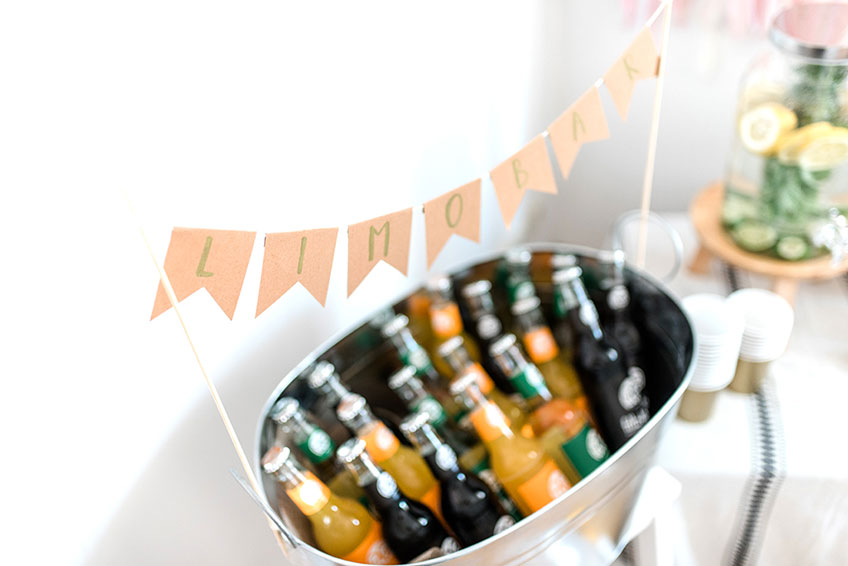 Bringt ebenfalls Farbe und Erfrischung auf die Bridal Shower - eine bunte Limobar (c) Carina Plößl Fotografie 