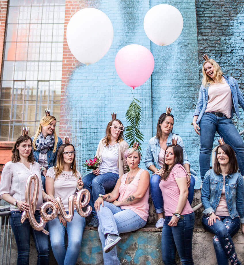 Mit Accessoires wie den Love-Folienballon, Krönchen in Roségold und riesigen Heliumballons habt ihr im Handumdrehen das perfekte Deko-Kit für ein tolles Shooting-Bild zusammen. © momentpur. fotografie und design