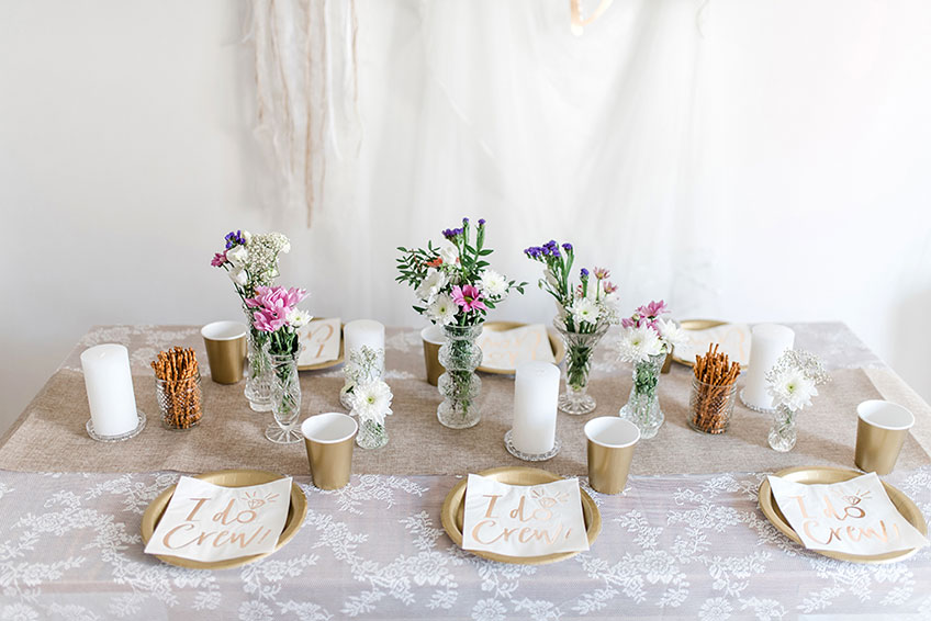 Gold, Weiß und dann bunte Blumen - das sieht fabelhaft aus! (c) Carina Plößl Fotografie 