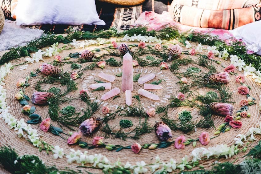 Übergib der Bald-Braut deine Wünsche zeremoniell an einem schönen Blumen-Mandala (c) sistersandthesea.com