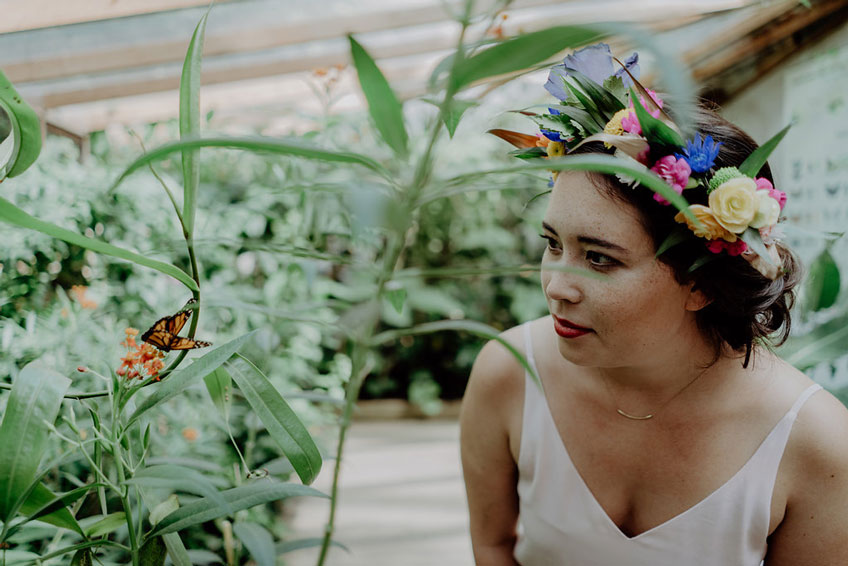 "Bride to be" mit DIY Blumenkranz im Schmetterlingshaus in der Biosphäre Potsdam (c) christineladehofffotografie
