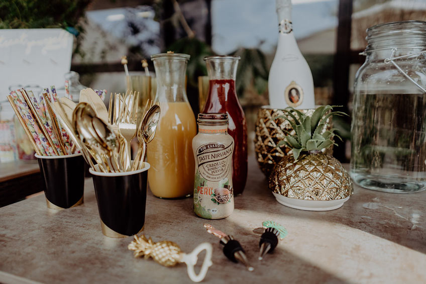 Eine tropische Mimosa Bar mit leckeren und fruchtigen Getränken (c) christineladehofffotografie