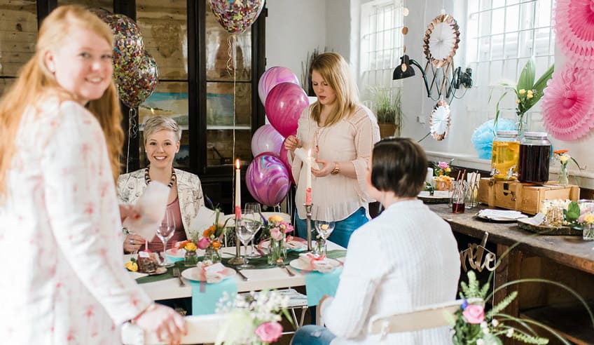 Du kannst dein Bridesmaid Dinner bunt, quirlig & elegant zugleich dekorieren (c) Bildeck - Nicole&Steven Du kannst dein Bridesmaid Dinner bunt, quirlig & elegant zugleich dekorieren (c) Bildeck - Nicole&Steven
