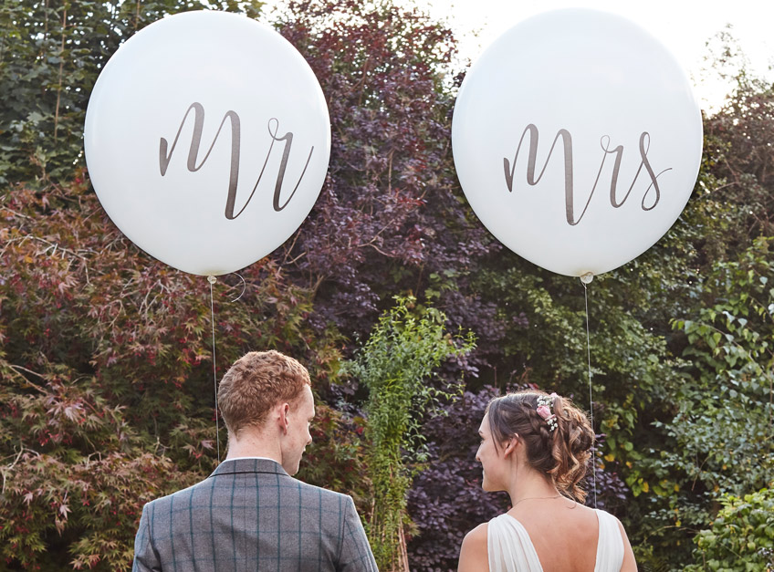 Seite an Seite ein Leben lang! Jetzt seid ihr Mr and Mrs - zeigt es mit den Riesenballons