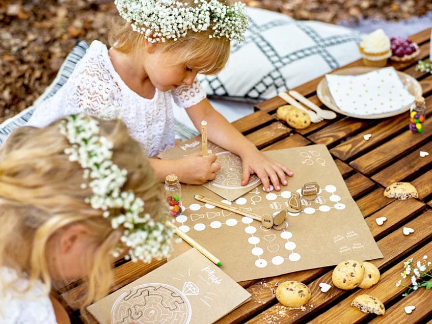 Kinder freuen sich über einen Kid's Table zur Hochzeit