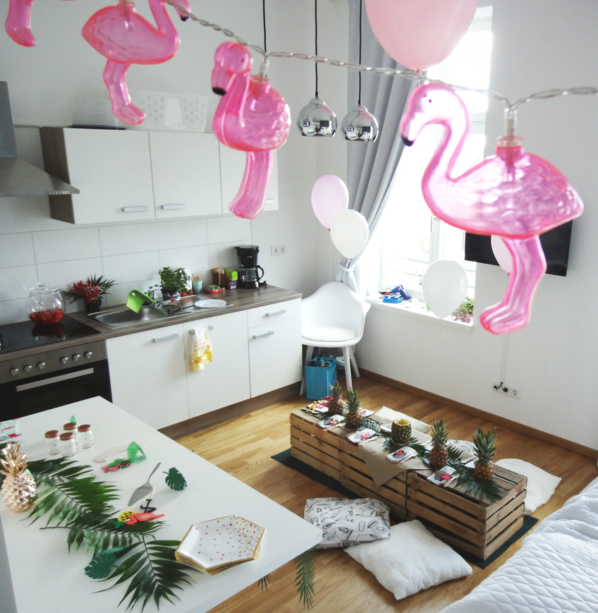 Lichterketten und andere coole Deko-Accessoires mit Flamingo-Motiv findet ihr in unserem Shop © Steffi's Hochzeitsblog