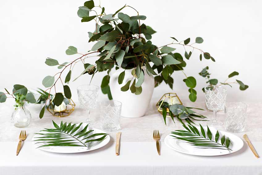 Kombiniere grüne Pflanzen mit Hochzeitsweiß und goldenen Akzenten