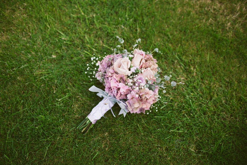 Blumen sind ein wichtiges Symbol für Hochzeiten - für Braut und Trauzeugin (c) James Bold on Unsplash