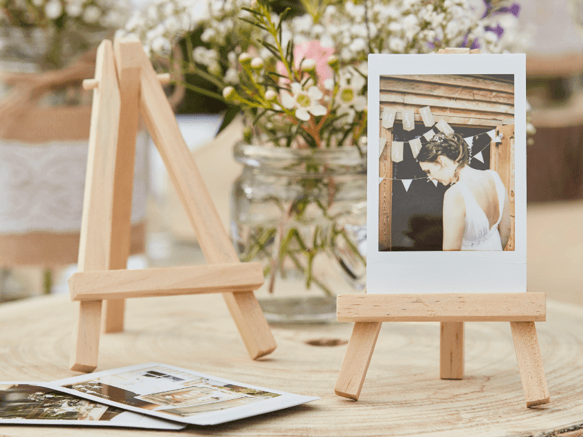 Bildaufsteller sind eine süße Tischdeko-Idee für die Hochzeit im Rustic Chic