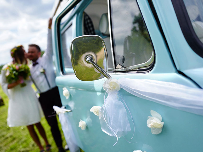 Überrasch das Brautpaar nach der Trauung mit einem geschmückten Hochzeitsauto