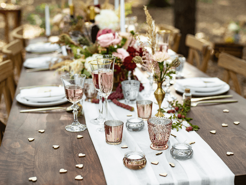 Schmücke den Hochzeitstisch mit Kerzenhaltern, Blumen und anderer Dekoration
