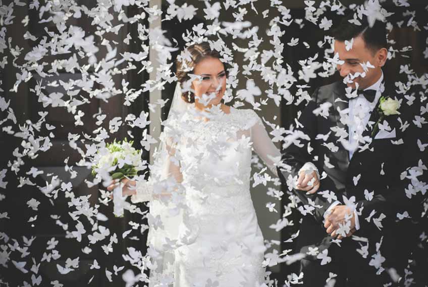 Romantischer Empfang: Lass es zur Hochzeit weiße Schmetterlinge regnen Romantischer Empfang: Lass es zur Hochzeit weiße Schmetterlinge regnen