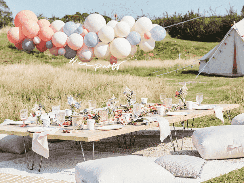 Auf der Wiese oder im heimischen Garten - ein tolles Boho-Brautparty-Picknick als entspannte JGA-Feier