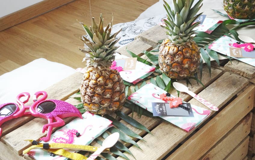 Tropische Tischdeko mit Flamingo, Ananas und grünen Pflanzen © Steffi's Hochzeitsblog