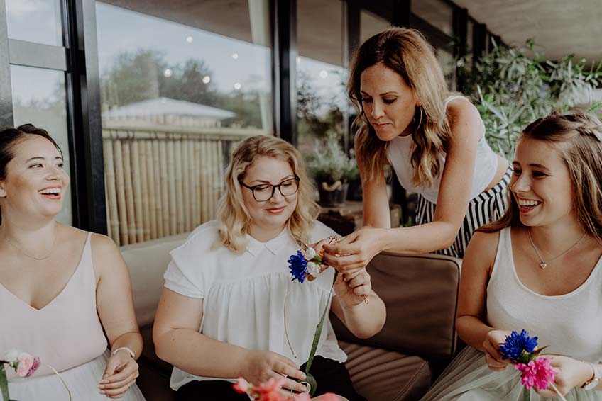 Auf dem JGA eine schöne Tagesaktion - Blumenkränze flechten (c) Christine Ladehoff Fotografie