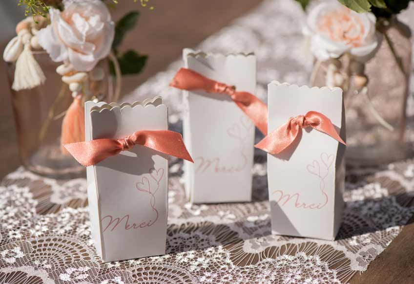 Überreiche zur Hochzeit Gastgeschenke in Verpackungen mit romantischen Schleifchen