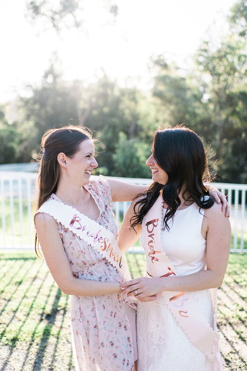 Strahlende Schärpenträgerinnen - Bride to be und Bridesmaid werden sich immer an die Bridal Shower Down Under erinnern