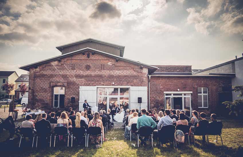 Ein Backsteingebäude im Industrial Look ist die perfekte Location für eine moderne Hochzeit  (c) Dominic Simon