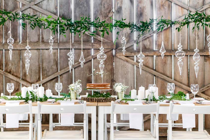 Umweltfreundliche Hochzeitsdeko mit Pflanzen und Glas