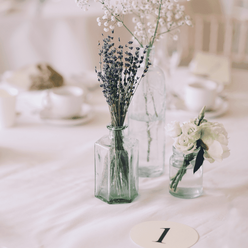 Ordentliche Tischdeko mit Blumen für die Hochzeit im skandinavischen Stil (c) Lanty