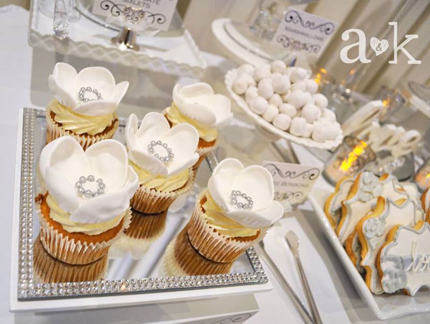 Cupcakes verziert mit Blumen und kleinen Silberringen für den 25. Hochzeitstag © a&k Lollybuffet