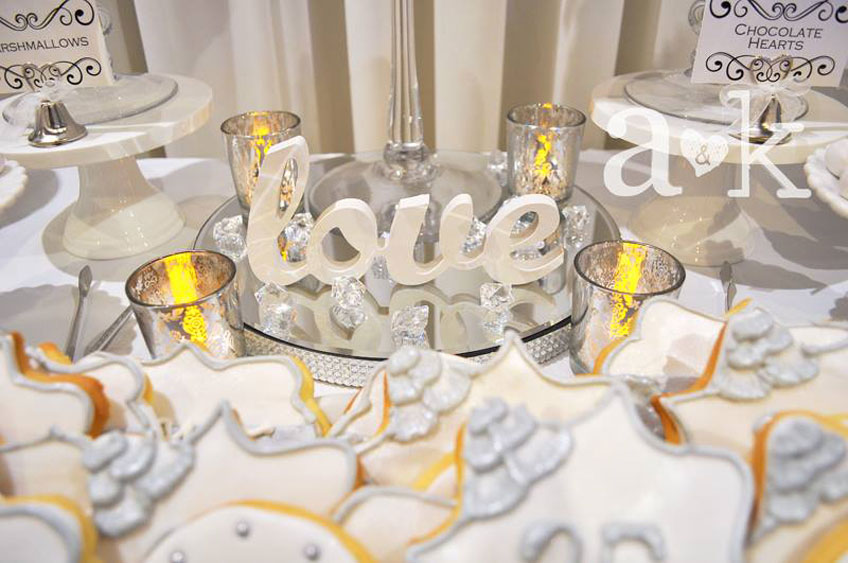 "Love" Schriftzug aus Holz für eine romantische Tischdekoration zum 25. Jubiläum © a&k Lollybuffet