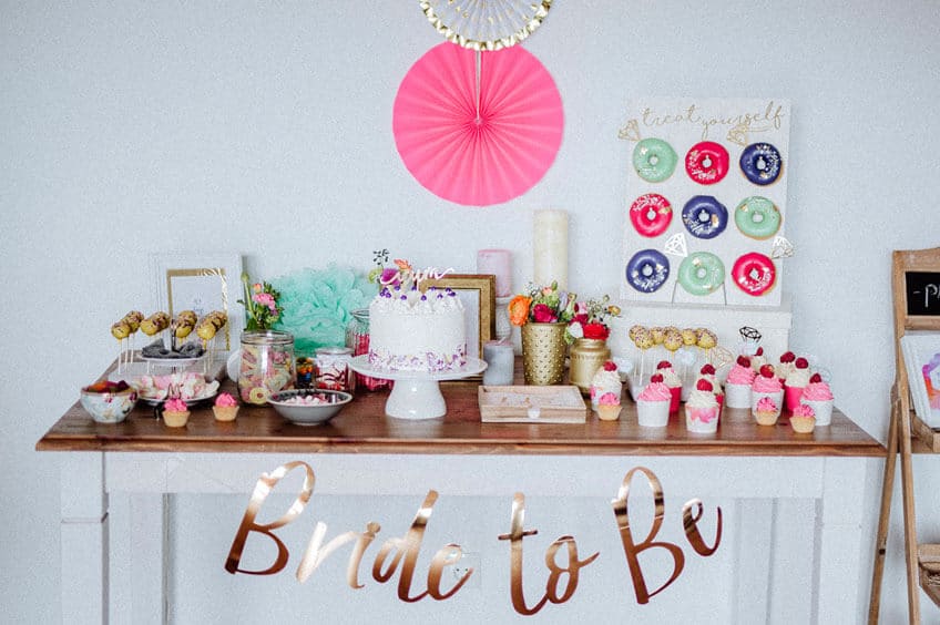 Ein herrlicher Sweet Table zur Brautparty mit süßen Leckereien in den Trendfarben Pink, Mint, Lila und glänzendem Gold © Julia Löhning Fotografie
