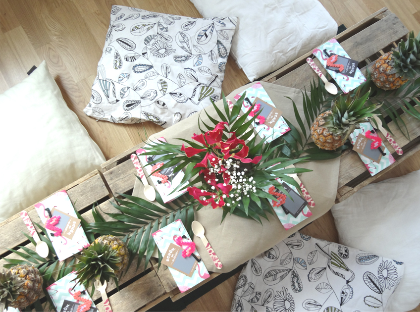 Mit Mini-Ananas und grünen Tropenblättern hast du im Nu einen richtig exotischen und gemütlichen Look für die Bald-Braut © Steffi's Hochzeitsblog