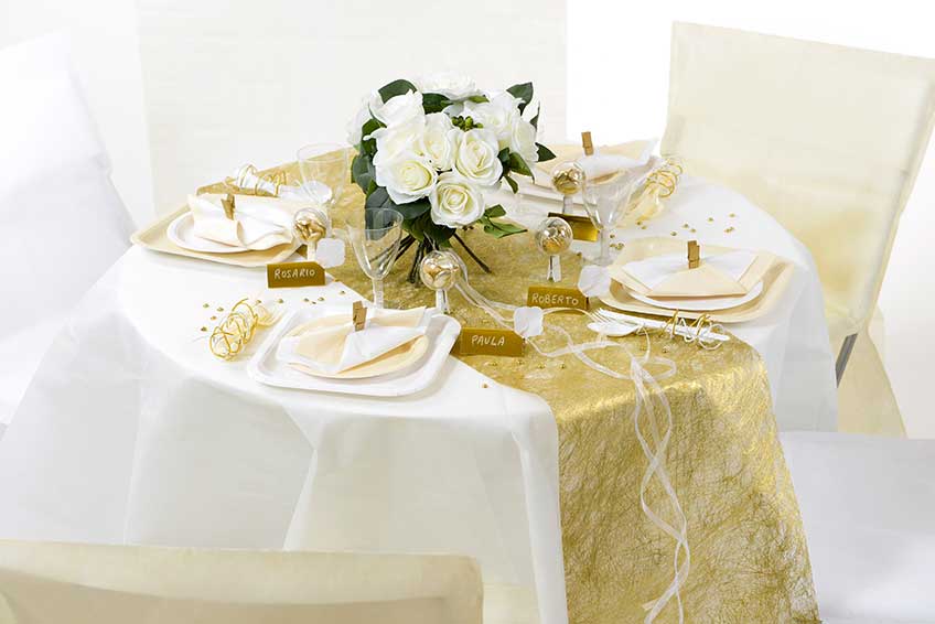 In Gold und Weiß ist der Tisch zur Goldenen Hochzeit wunderschön dekoriert