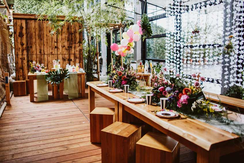 Tisch- und Raumdekoration für deine tropische Brautparty