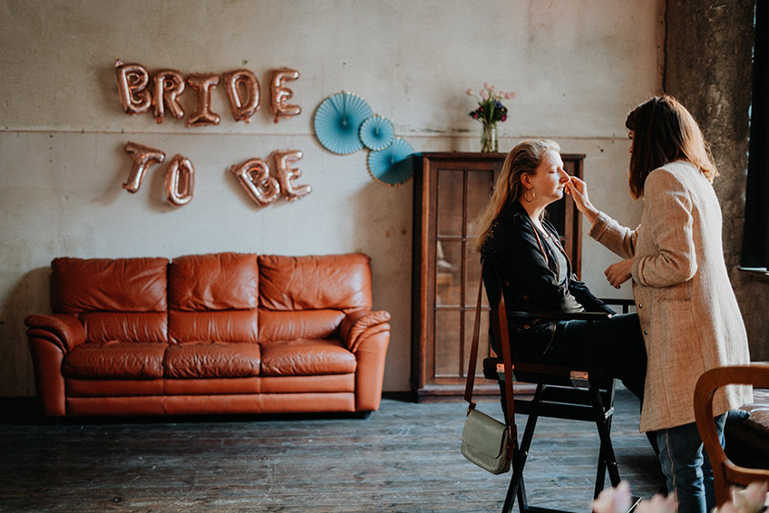 Auch das Schönmachen kann Teil der Brautparty sein (c) Christine Ladehoff Fotografie Auch das Schönmachen kann Teil der Brautparty sein (c) Christine Ladehoff Fotografie