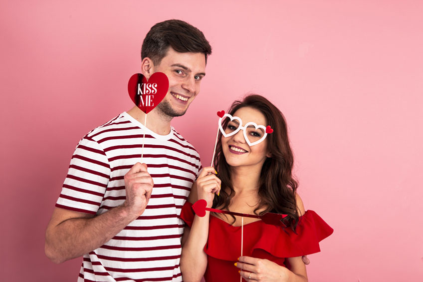 Romantischer Spaß am Valentinstag, an den man sich erinnert - warum nicht mit passendem Photobooth-Zubehör?