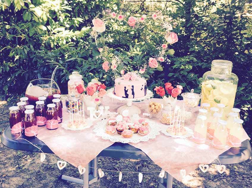 Rosen, Herzen und Spitzendecken für eine romantische Candy Bar auf der Verlobungsfeier © evi_melcher93