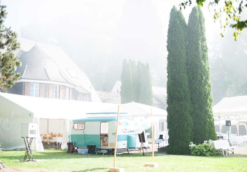 Weiße Pavillons für die Hochzeitsfeier unter freiem Himmel (c) fraeulein wunschfrei Weiße Pavillons für die Hochzeitsfeier unter freiem Himmel (c) fraeulein wunschfrei