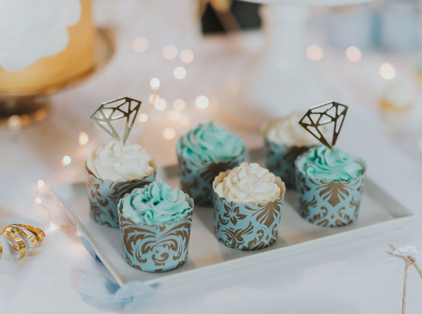 Goldene Diamanten verleihen den winterlichen Hochzeits-Cupcakes eine extra Portion Glam (c) Svetlana Kohlmeier Fotografie