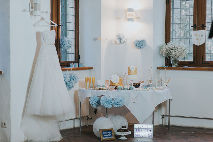 Winterhochzeit-Eleganz mit Deko in Weiß und Blau - goldene Details bringen Wärme ins Bild (c) Svetlana Kohlmeier Fotografie