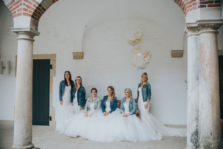 Jeansjacke und Brautkleid - unkonventioneller Stil, abgerundet von goldenen Riesen-Konfettiballons (c) Svetlana Kohlmeier Fotografie