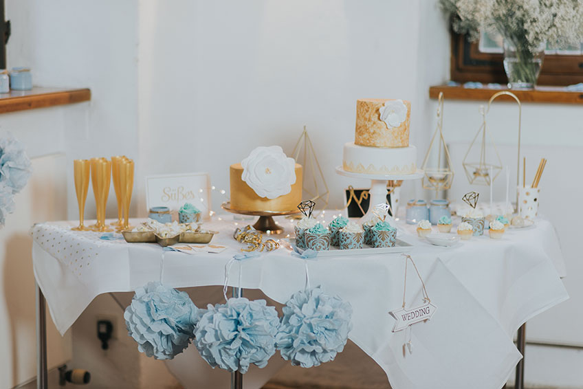 Traumhafter Winterhochzeits Sweet Table - da will man doch sofort im Dezember heiraten (c) Svetlana Kohlmeier Fotografie