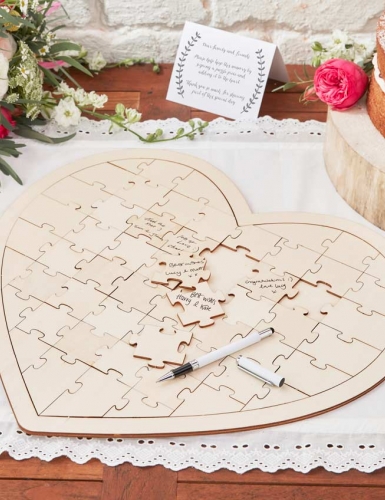 Ein Holzpuzzle zur Hochzeit ist eine einfallsreiche Alternative zum klassischen Gästebuch