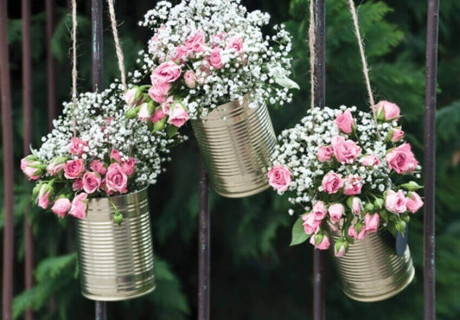 Blechdosen und kleine Eimer halten die Blumendeko im Sommer länger frisch