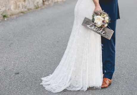 Mit einem Holzschild wird euer Motiv für die Danksagungen nach der Hochzeit zum Hingucker.