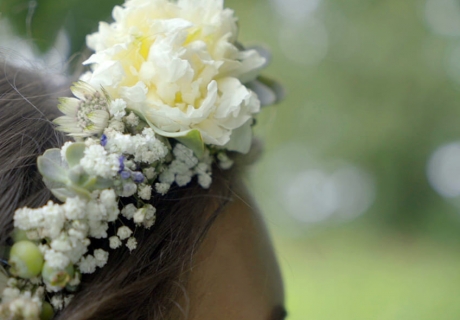 Für alle Boho-Bräute ein absolutes Muss - zauberhafte Blumenkränze schmücken jede Brautfrisur