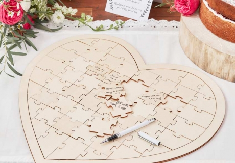 Ein Holzpuzzle zur Hochzeit ist eine einfallsreiche Alternative zum klassischen Gästebuch