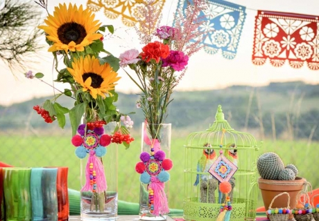 Ornamentvolle Wimpelgirlande und bunte Makramees für die Boho Hochzeit mit Mexiko Elementen