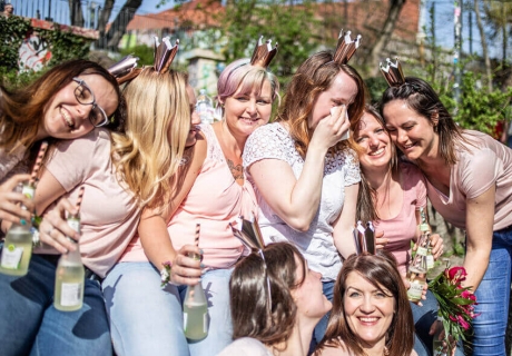 So schön kann ein Tag mit den besten Freundinnen sein. Mehr Bilder findet ihr in unserer Inspo-Strecke zum Thema Brautparty-Shooting © momentpur. fotografie und design